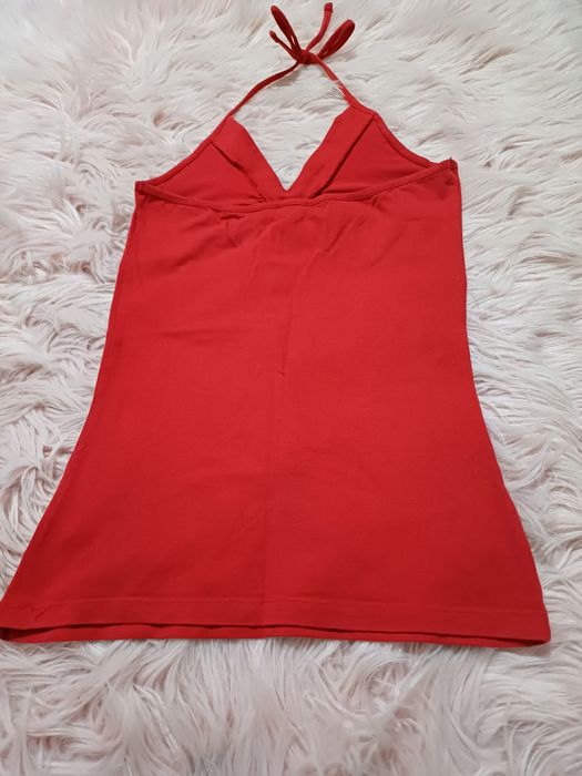 Czerwony dopasowany top wiązany na szyi 40