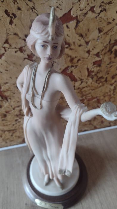 Figurka Dama G.luisa  sygnowana Vivian C.