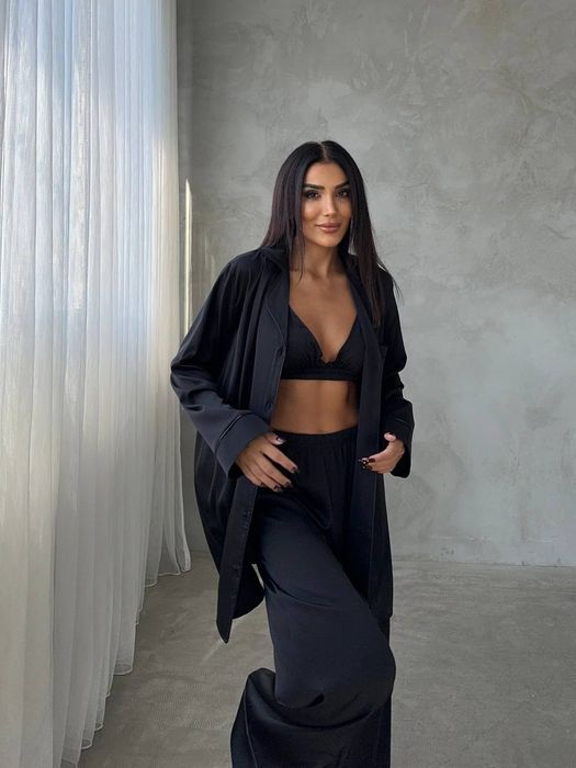 Класична чорна піжама з глибоким V-вирізом