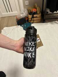Пляшка від бренду Nike