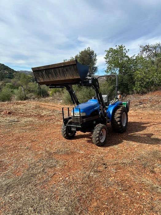 New Holland TC33 4x4 + Carregador Frontal + Alfaias
