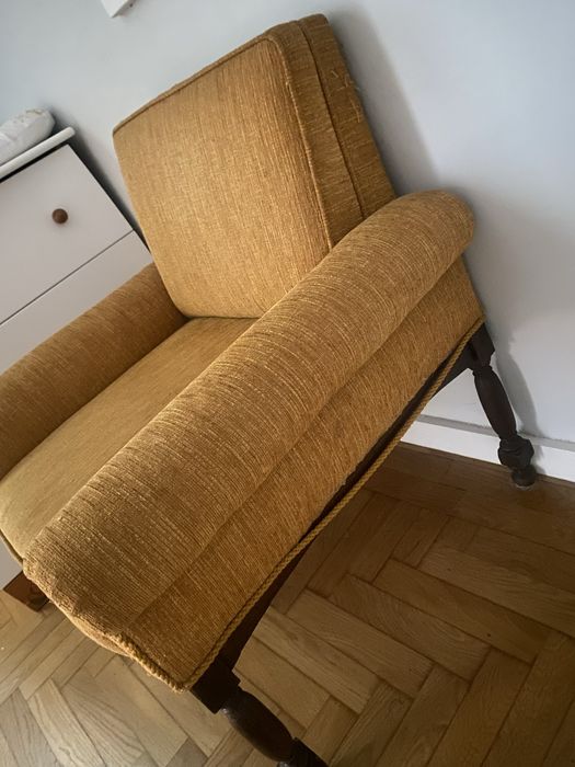 Cadeirão amarelo mostarda