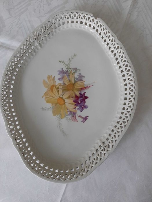 Piękna porcelana, XIX wiek, ażurowy półmisek z motywem kwiatów,