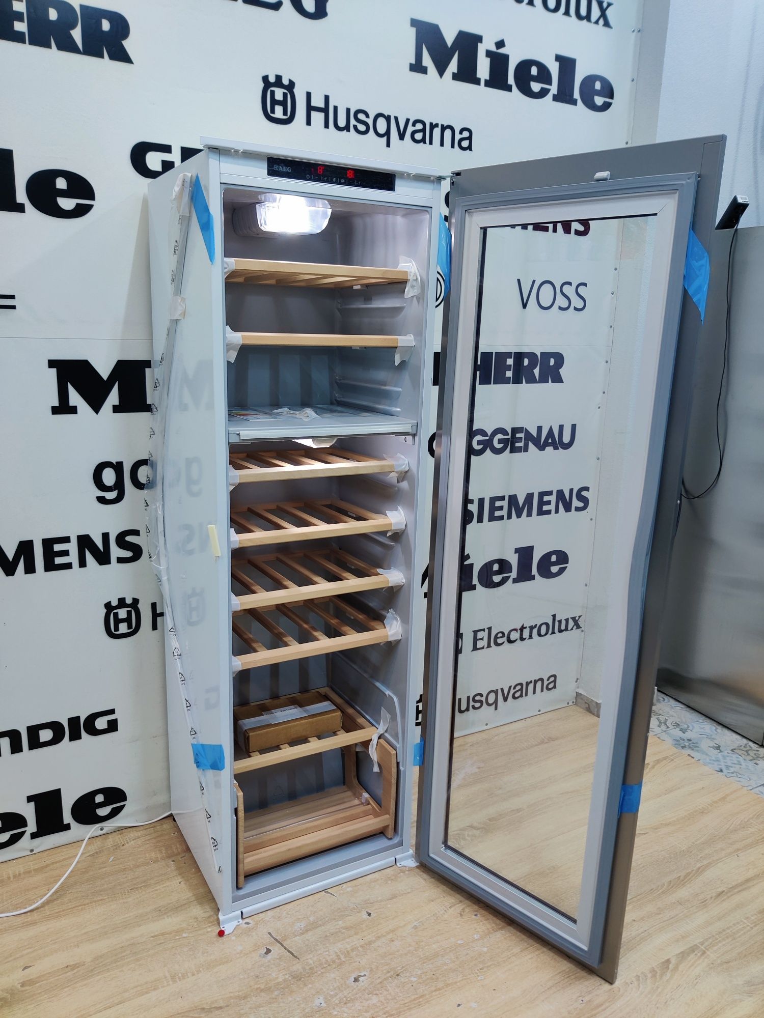Шикарний вбудований шкаф для вина SMEG™. Фасад нерж+скло. Італія!