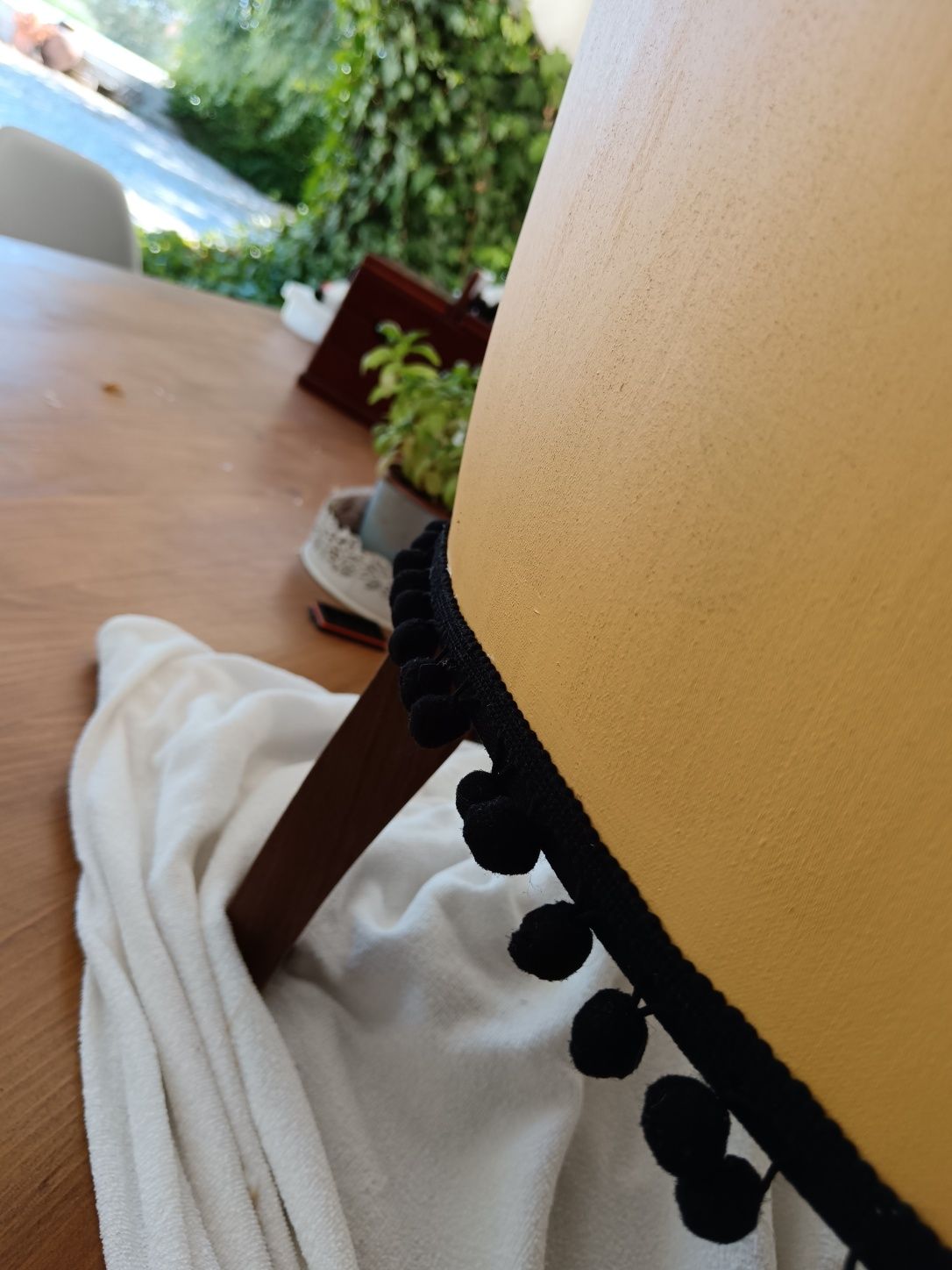 Senhorinha, cadeirão recuperado amarelo