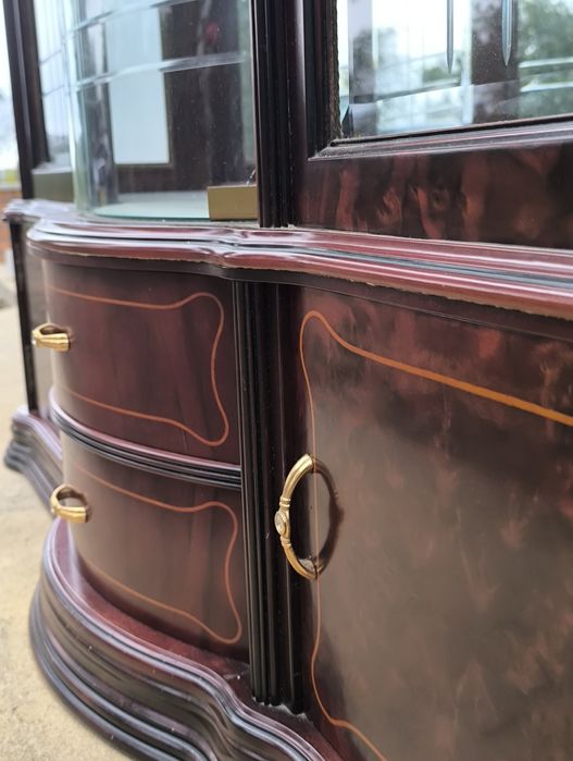 Cristaleira em Mogno Maciço com Portas de Vidro e Iluminação