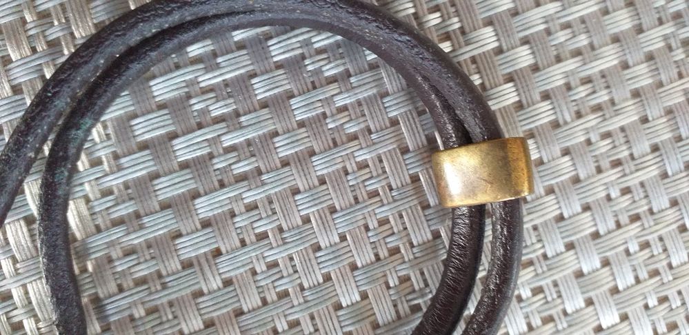Pulseira em pele