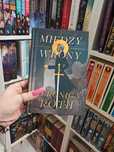 Między wrony Veronica Roth