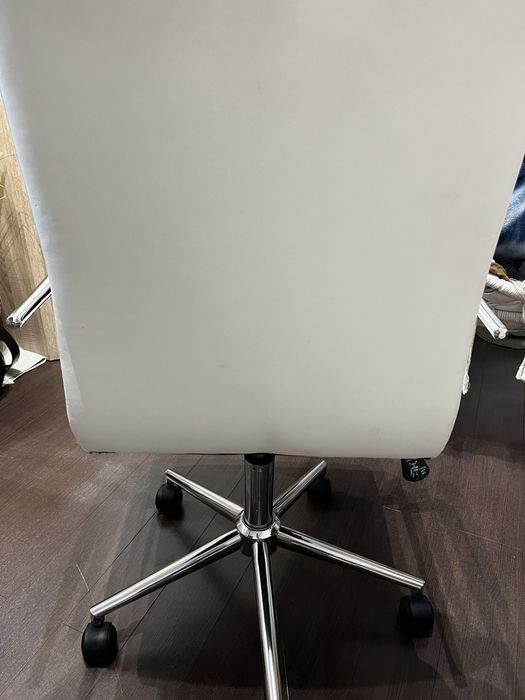 Białe nowoczesne krzesło regulowane obrotowe stan bardzo dobry