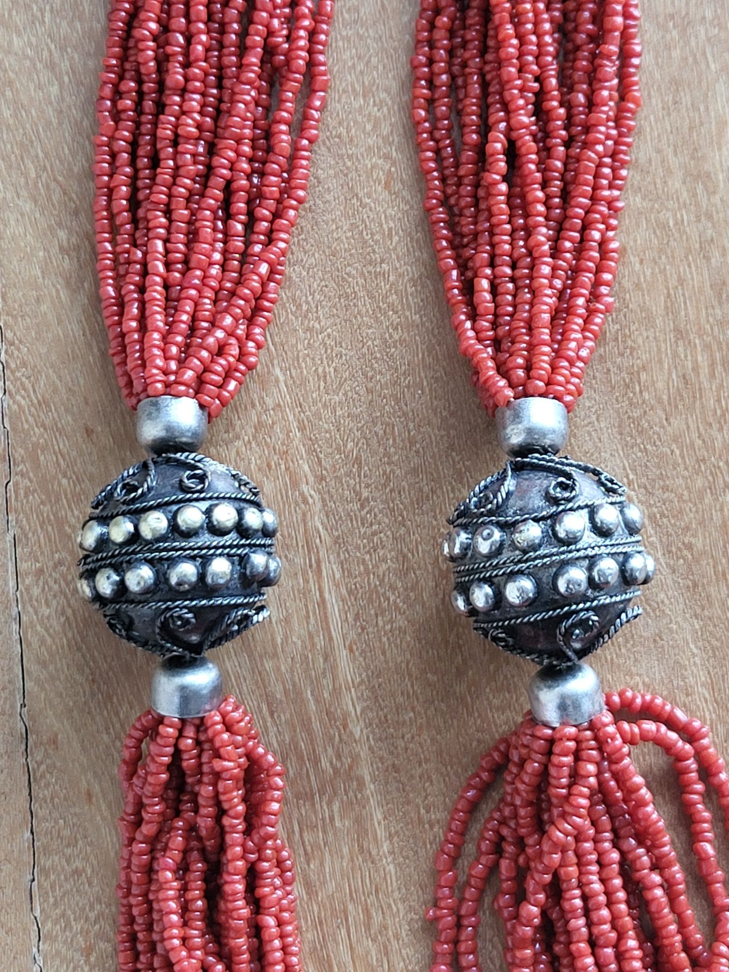 Colar Missangas Coral e Metal Boho