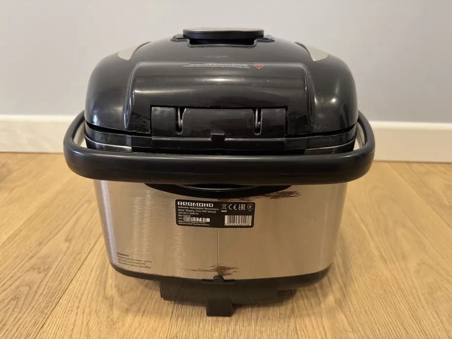 Multicooker Redmond o mocy 860 W, pojemność 5 l