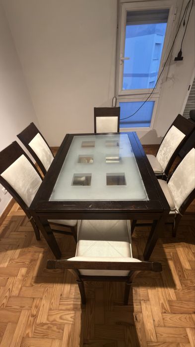 Mesa extensivel com 06 cadeiras
