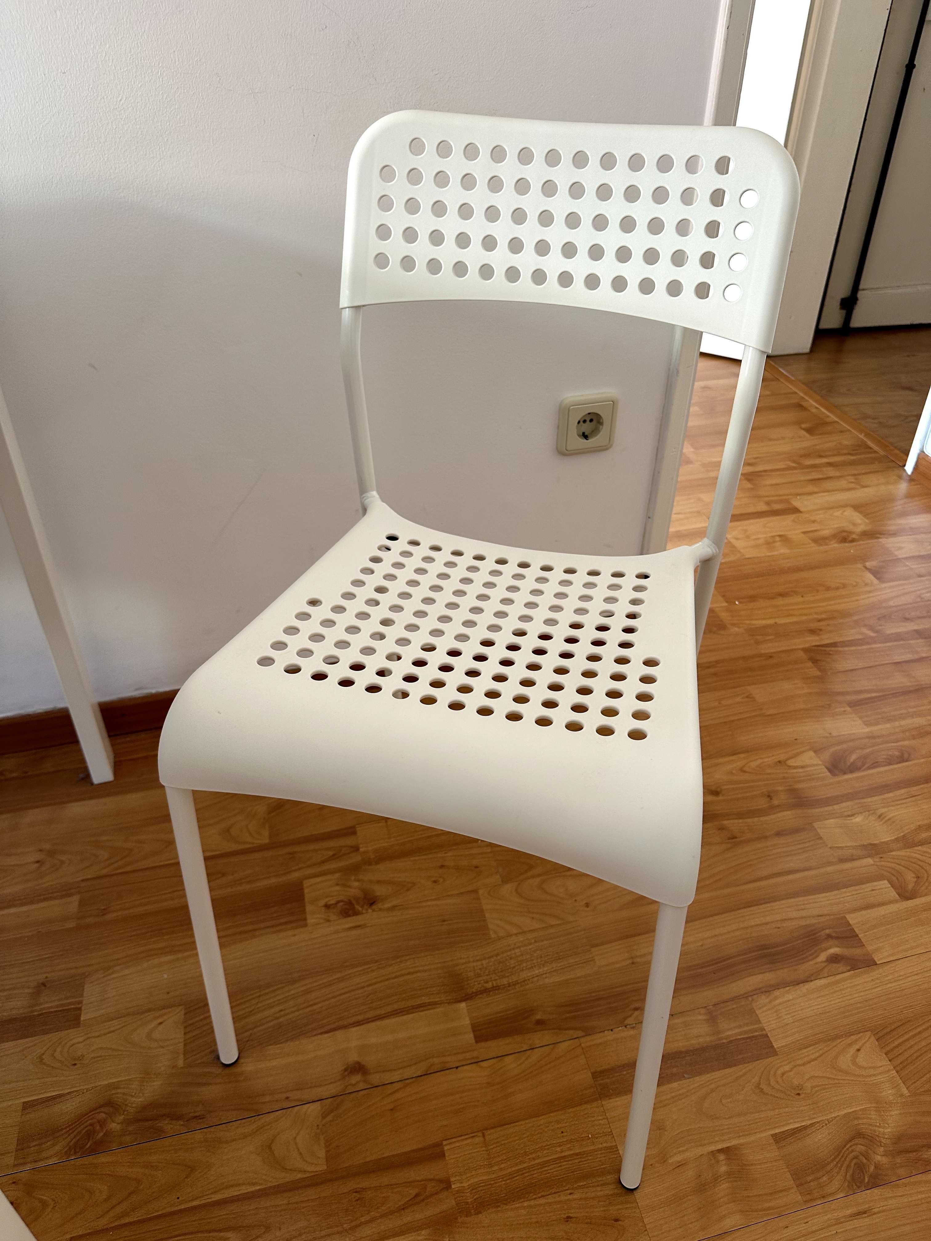 Mesa Vangsta extensível IKEA e 4 cadeiras