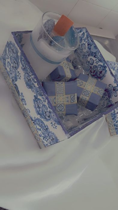 Um presente diferente. Caixa com sabonetes e vela artesanal ideal para