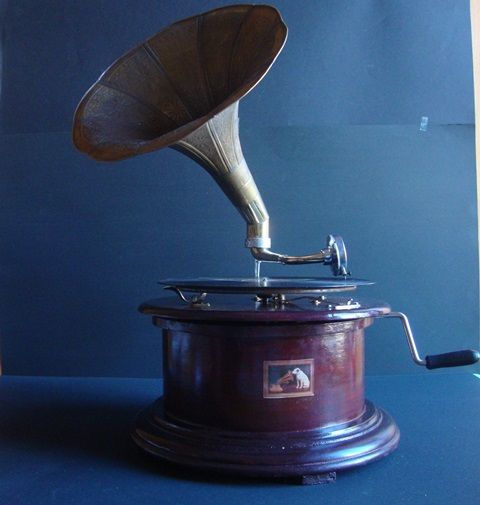 Gramofone com caixa em madeira