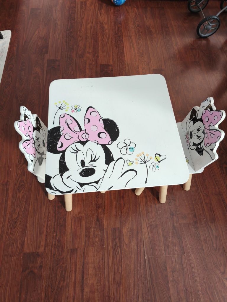 Sprzedam stolik z krzeslami myszka minnie Dla dzieci