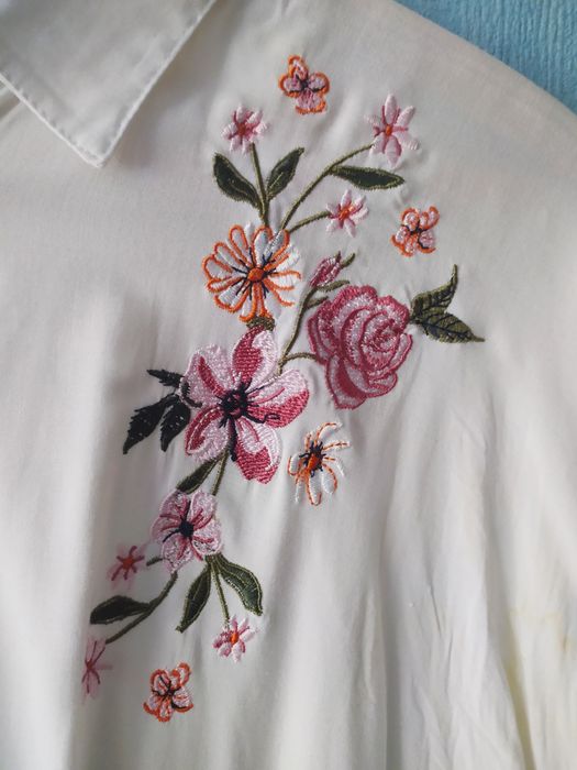 Biała koszula z haftem House