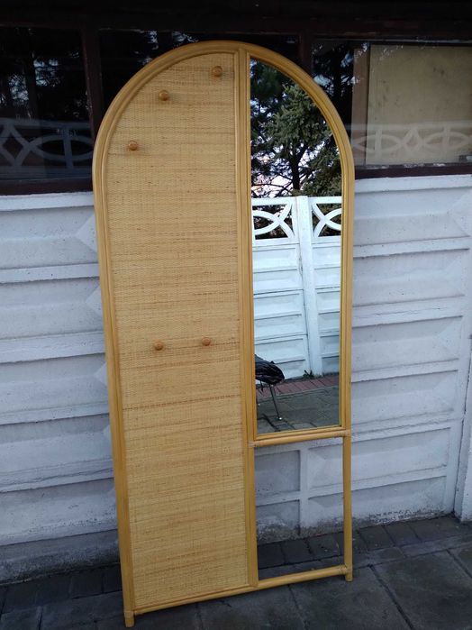 Rattanowy wieszak z lustrem