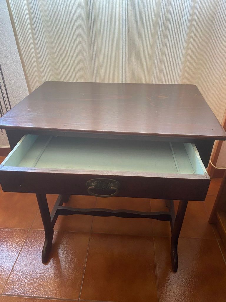 Mesa em madeira, com uma gaveta. 65x45 cm