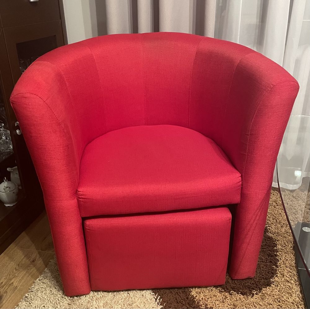 Czerwone fotele + pufy