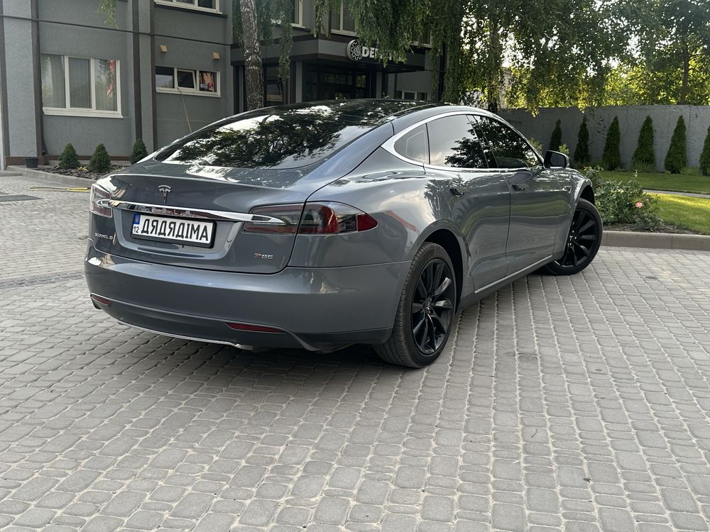 Tesla Model S P85