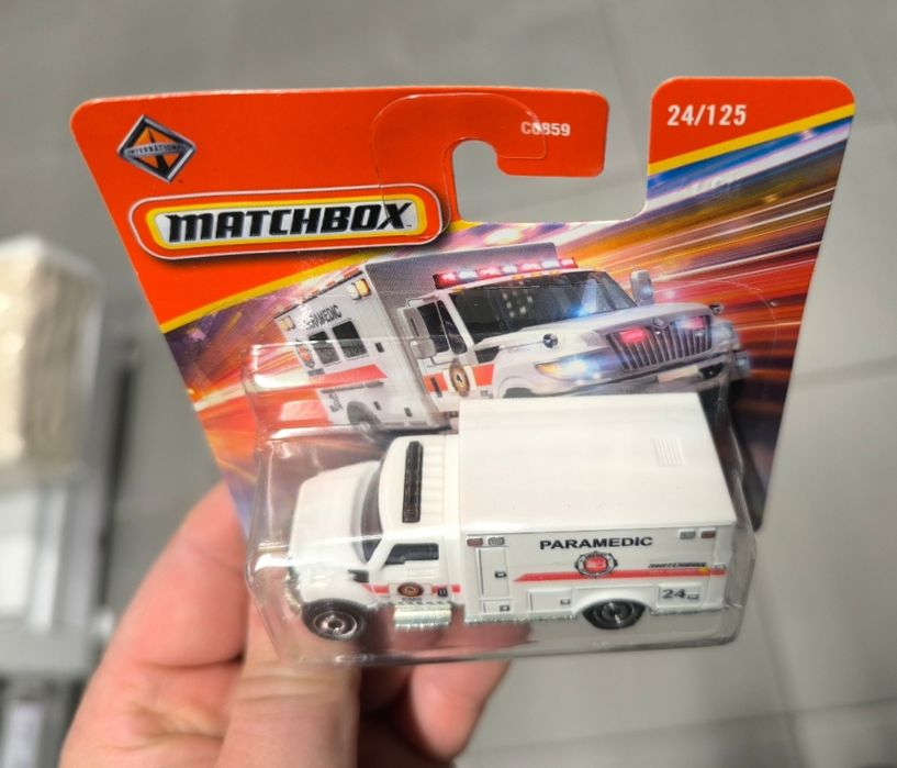 Matchbox/Paramedic/Ambulans/24/125/International Terrastar/Mattel/Nowy