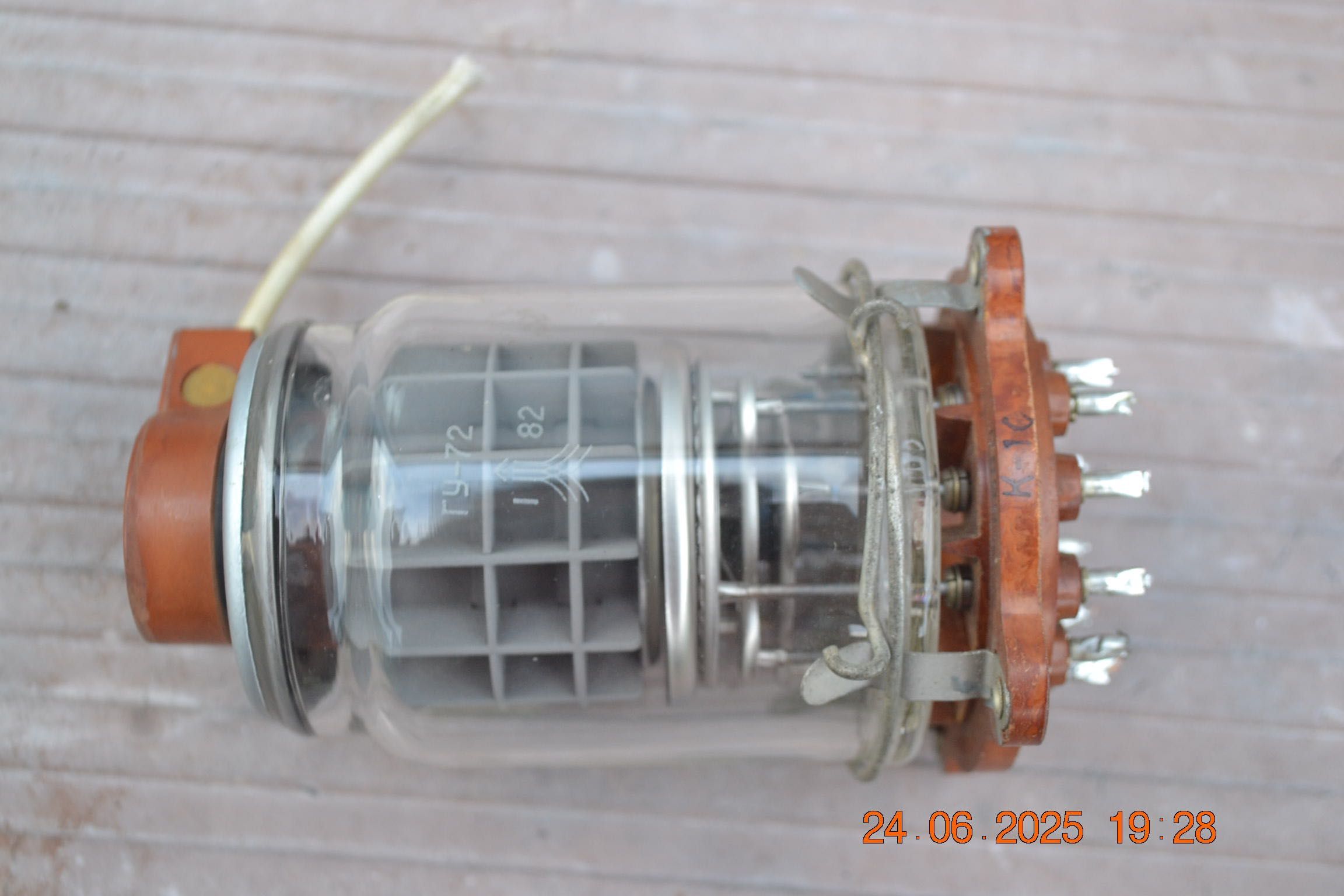 Lampa elektronowa GU 72 z podstawką