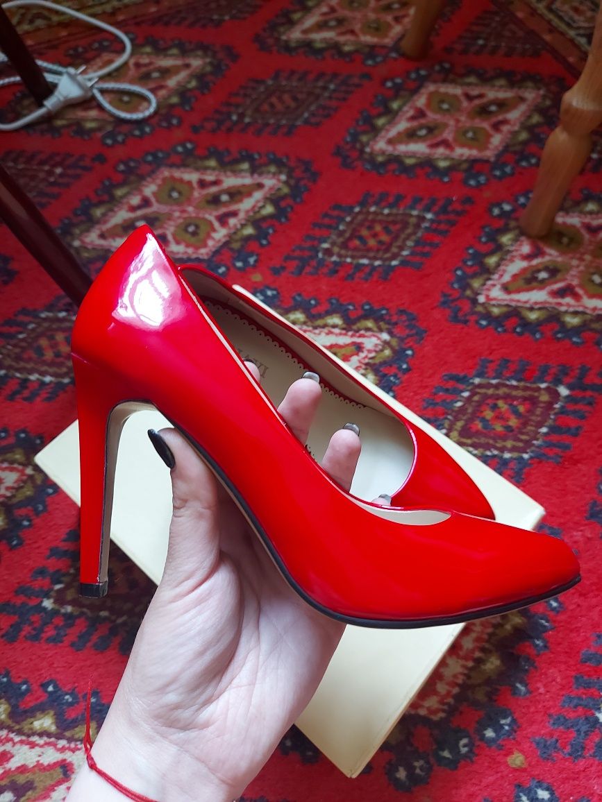 Червоні лакові туфлі-човники, в ідеальному стані!