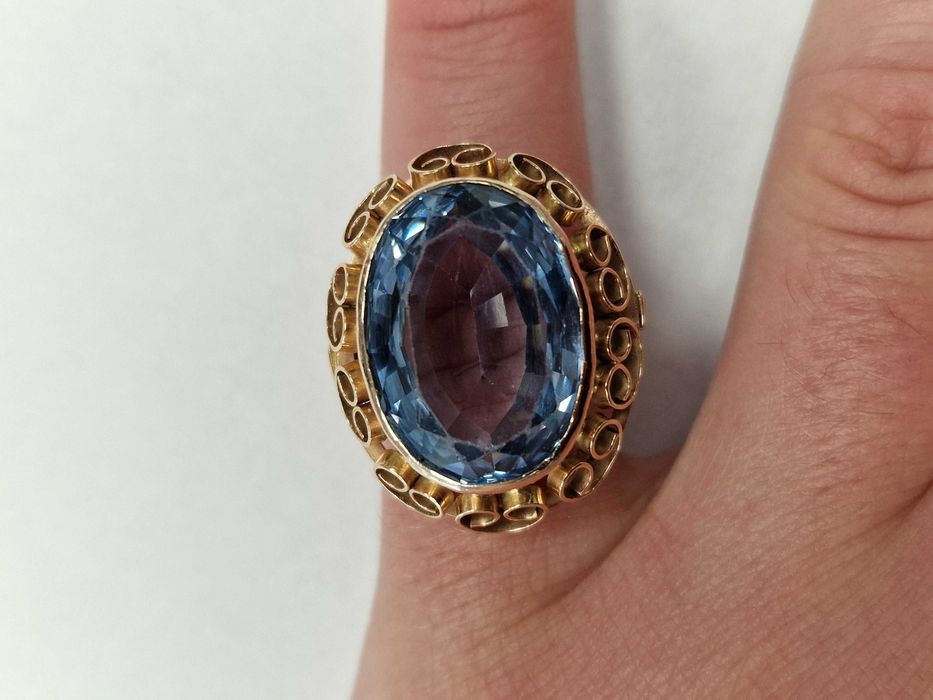 Złoty pierścionek damski/ 585/ 9.37 gram/ R13/ Topaz/ Polska 1963-86