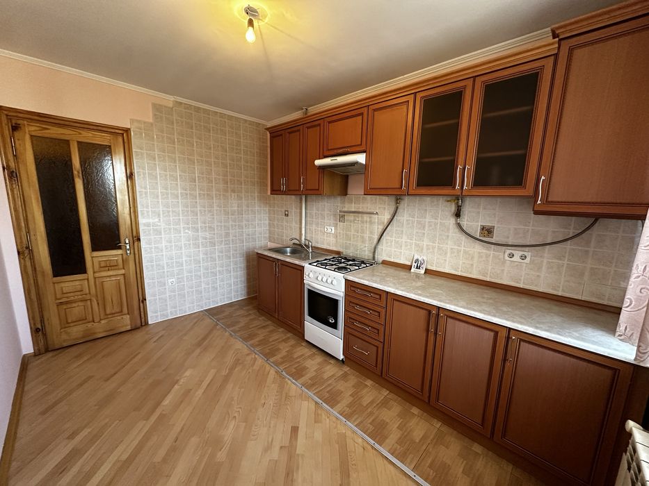 Продам 2 кімнатну в центрі вулиця Тичини