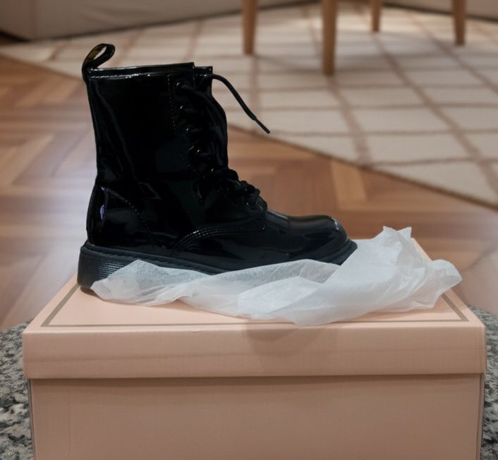 Botas de verniz novas