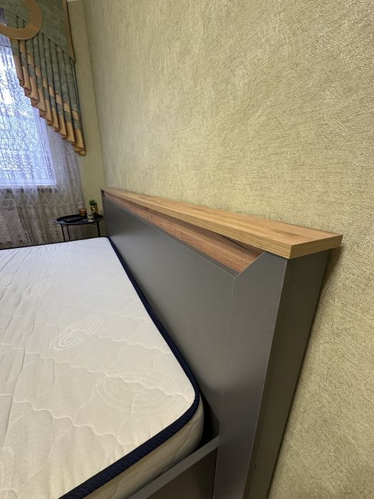 Двоспальне ліжко з матрасом