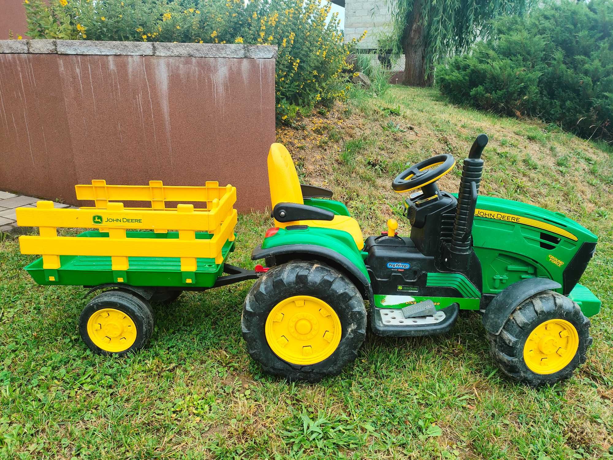 PEG PEREGO JOHN DEERE traktor z przyczepką, bez akumulatora