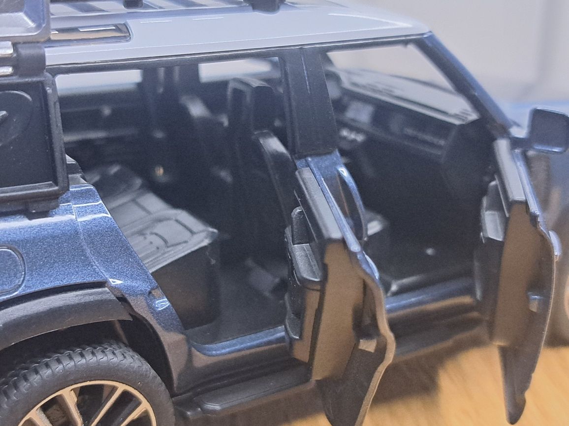 Land Rover Defender skała 1/32.