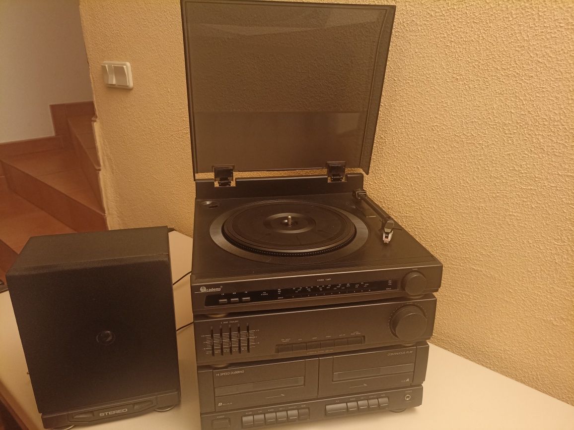 Aparelhagem com gira-discos, duplo leitor cassetes e rádio