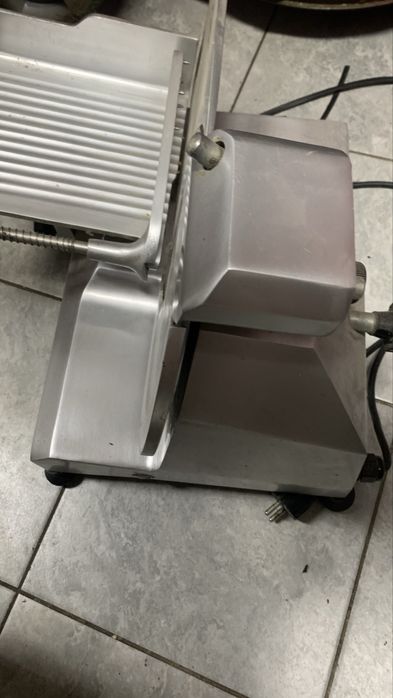 Krajalnica przemysłowa do wędlin i serów.