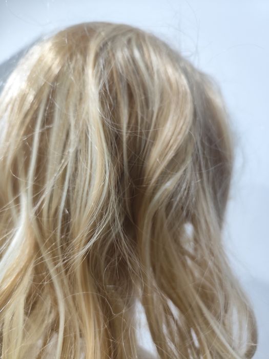 Nowa falowana peruka blond z grzywką + siateczka
