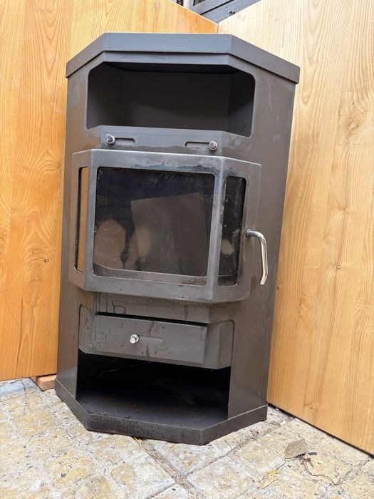 Piec/komienek narożny na drewno w kolorze czarnym VICTORIA PANAMA 9kW