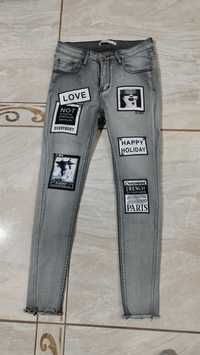 Spodnie jeansowe z aplikacjami.