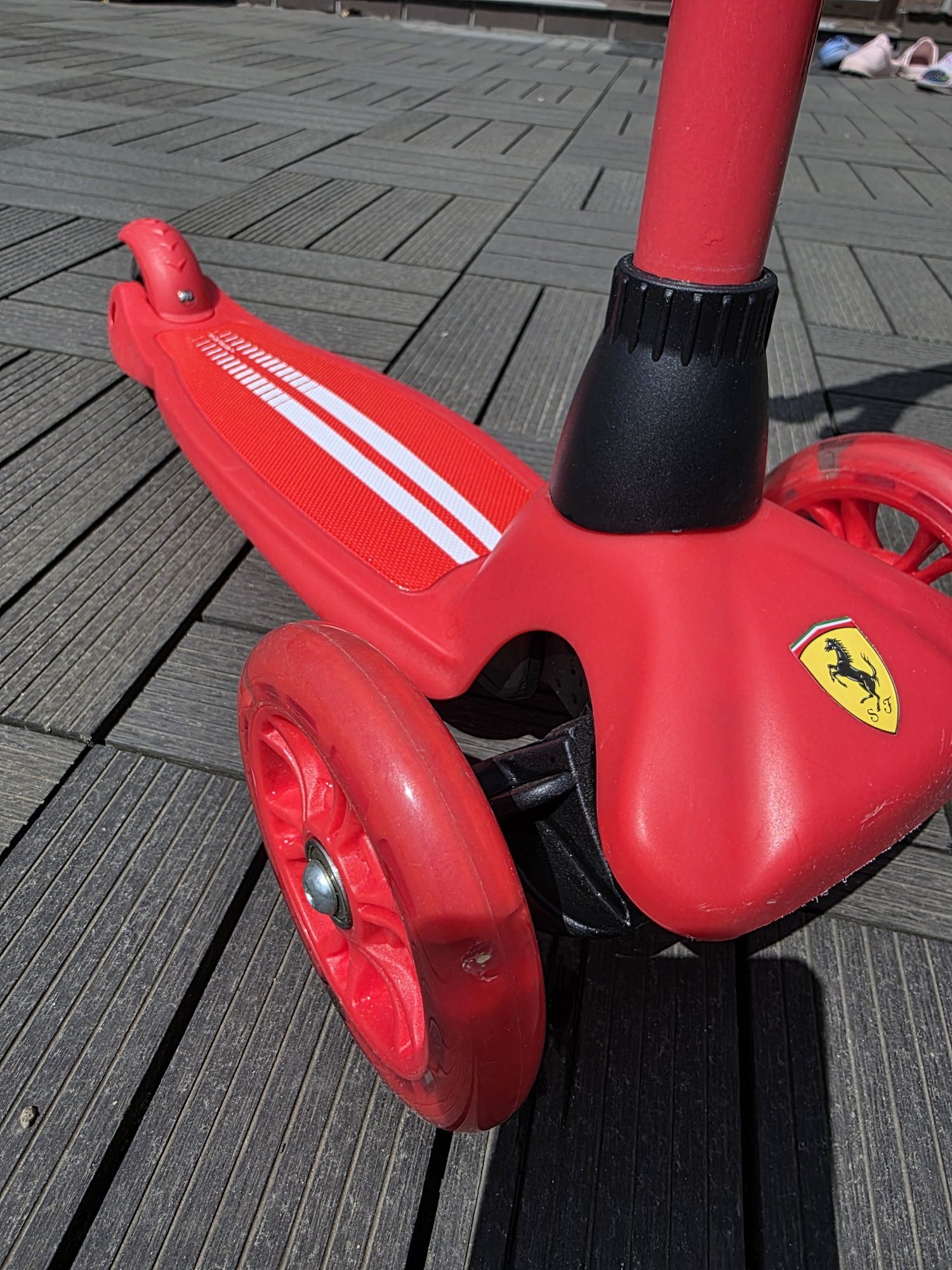 Hulajnoga trójkołowa Ferrari - Stan Jak Nowa
