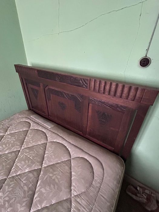 Cama antiga com colchao e armario