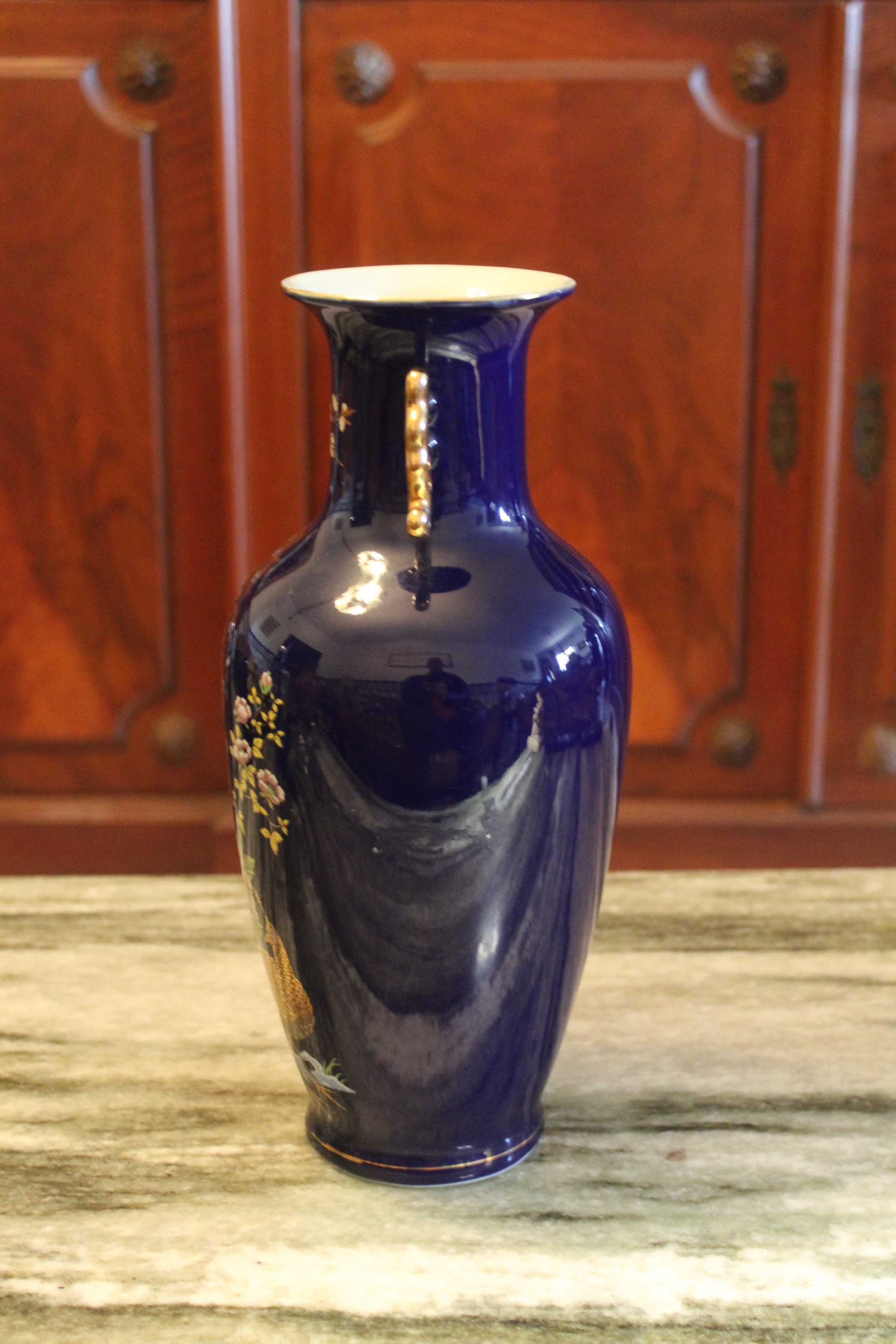 Vaso com  motivo de pavão asiático azul-cobalto e dourado com alças.