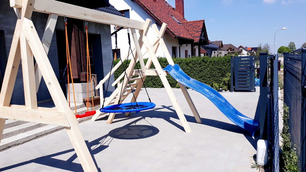 Plac zabaw, huśtawka, zjeżdżalnia.
