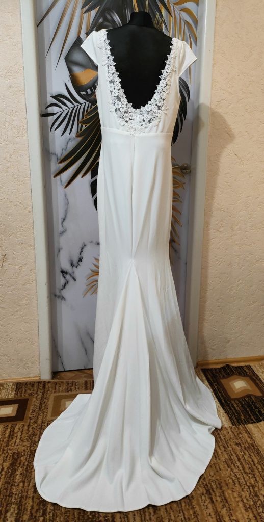 Biała suknia w stylu syrenki z trenem