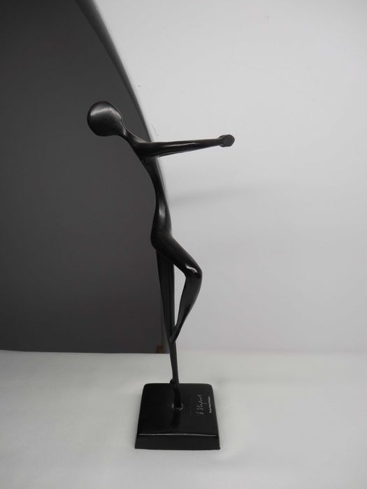 Figura z brązu projektu Bodrul Khalique