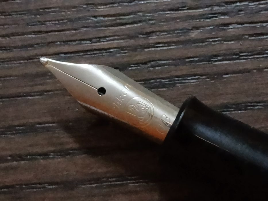 Caneta Pelikan preta de aparo