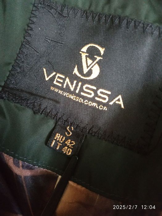 Зелений жіночий плащ