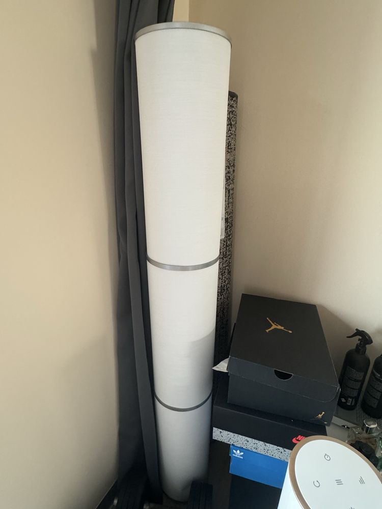 Lampa stojąca biała na kabel