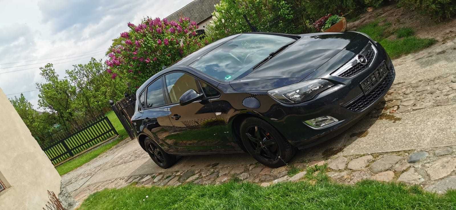 Sprzedam Opel Astra J 2011