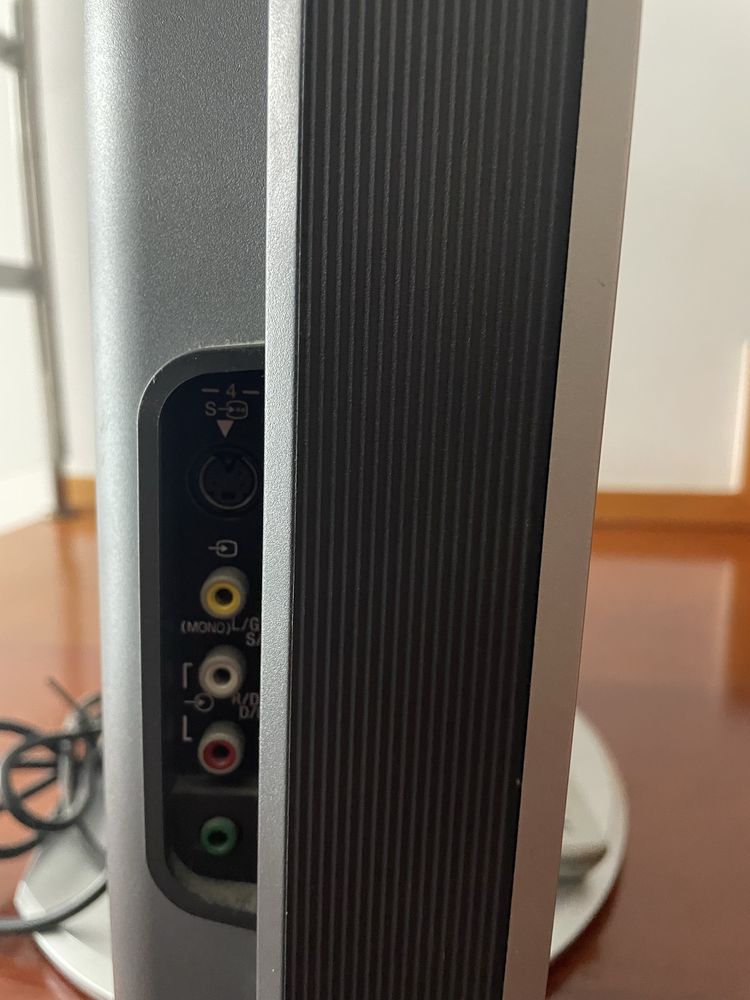 TV Sony Bravia modelo KLV-S26 A10E